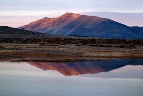 sunrise-at-lake-mountains-in-background-reflected-on-lake
